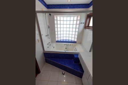 Casa de condomínio à venda com 370m², 4 quartos e 3 vagas Casa de condomínio à venda com 370m², 4 quartos e 3 vagasBanheiro Suíte master