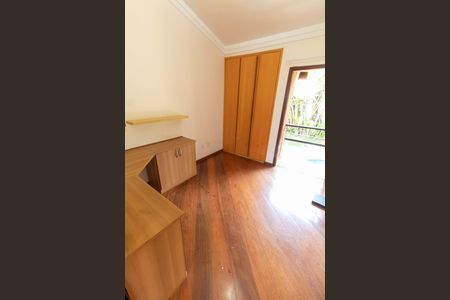 Casa de condomínio à venda com 370m², 4 quartos e 3 vagas Casa de condomínio à venda com 370m², 4 quartos e 3 vagasQuarto 2