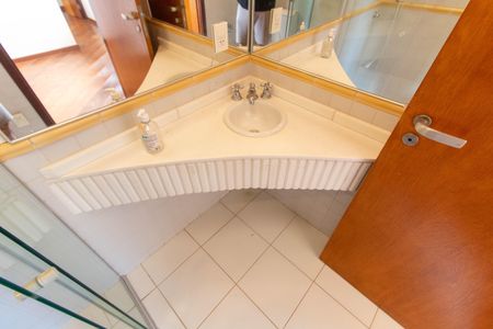 Casa de condomínio à venda com 370m², 4 quartos e 3 vagas Casa de condomínio à venda com 370m², 4 quartos e 3 vagasBanheiro Social