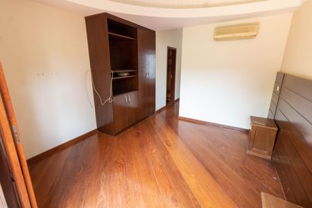 Casa de condomínio à venda com 370m², 4 quartos e 3 vagas Casa de condomínio à venda com 370m², 4 quartos e 3 vagasSuíte master