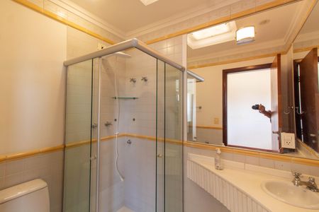 Casa de condomínio à venda com 370m², 4 quartos e 3 vagas Casa de condomínio à venda com 370m², 4 quartos e 3 vagasBanheiro Social