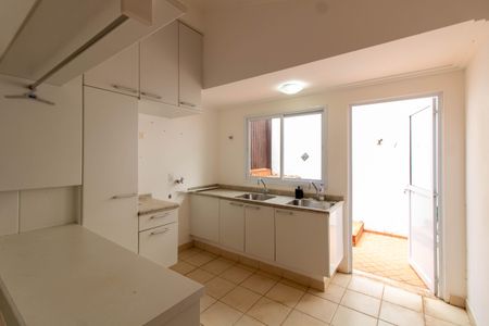 Casa de condomínio à venda com 370m², 4 quartos e 3 vagas Casa de condomínio à venda com 370m², 4 quartos e 3 vagasÁrea de Serviço