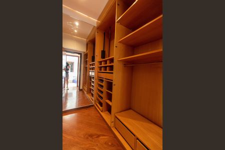 Casa de condomínio à venda com 370m², 4 quartos e 3 vagas Casa de condomínio à venda com 370m², 4 quartos e 3 vagasCloset Suíte master