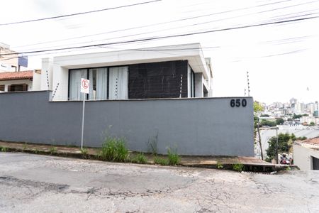 Casa à venda com 360m², 5 quartos e 4 vagasFachada