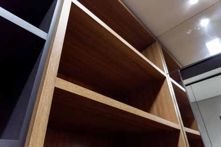 Casa à venda com 360m², 5 quartos e 4 vagasSuíte 1 - Closet Detalhe