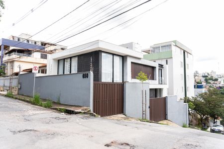 Casa à venda com 360m², 5 quartos e 4 vagasFachada