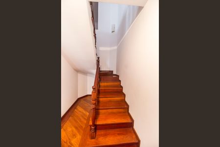 Apartamento para alugar com 480m², 4 quartos e 3 vagas Apartamento para alugar com 480m², 4 quartos e 3 vagasEscada