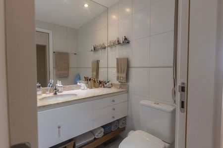 Apartamento à venda com 125m², 3 quartos e 3 vagasBanheiro da Suíte 2