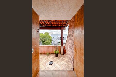 Casa à venda com 180m², 3 quartos e 1 vagaÁrea de Serviço