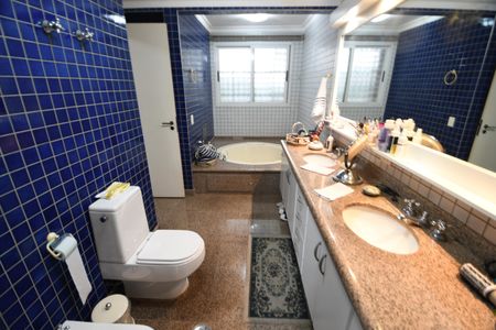 Apartamento à venda com 226m², 4 quartos e 4 vagasBanheiro Suíte