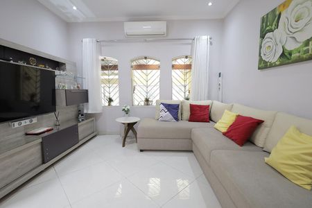 Casa à venda com 125m², 2 quartos e 2 vagas Casa à venda com 125m², 2 quartos e 2 vagasSala