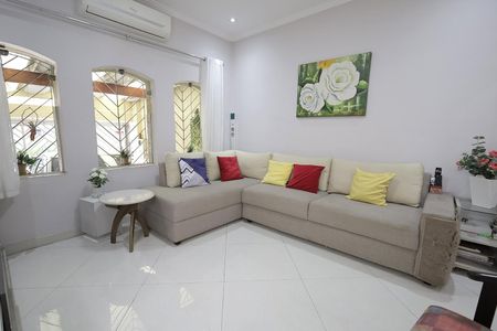 Casa à venda com 125m², 2 quartos e 2 vagas Casa à venda com 125m², 2 quartos e 2 vagasSala