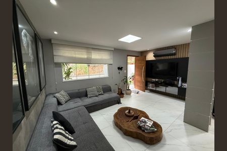 Sala de casa de condomínio para alugar com 3 quartos, 214m² em Freguesia (Jacarepaguá), Rio de Janeiro