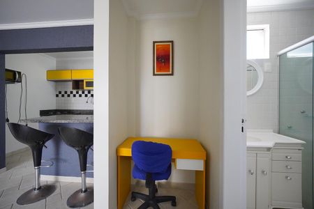 Mesa escritório  de apartamento para alugar com 1 quarto, 50m² em Canto, Florianópolis