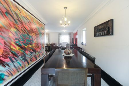 Casa de condomínio à venda com 220m², 4 quartos e 4 vagas Casa de condomínio à venda com 220m², 4 quartos e 4 vagasSala