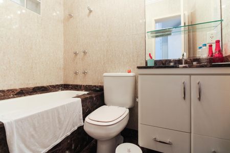 Casa de condomínio à venda com 220m², 4 quartos e 4 vagas Casa de condomínio à venda com 220m², 4 quartos e 4 vagasBanheiro Suíte 3