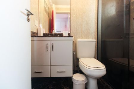 Casa de condomínio à venda com 220m², 4 quartos e 4 vagas Casa de condomínio à venda com 220m², 4 quartos e 4 vagasBanheiro Suíte 2