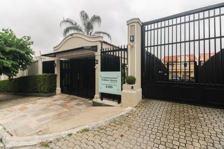 Casa de condomínio à venda com 220m², 4 quartos e 4 vagas Casa de condomínio à venda com 220m², 4 quartos e 4 vagasFachada