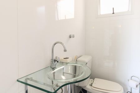 Casa de condomínio à venda com 220m², 4 quartos e 4 vagas Casa de condomínio à venda com 220m², 4 quartos e 4 vagasBanheiro