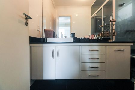 Casa de condomínio à venda com 220m², 4 quartos e 4 vagas Casa de condomínio à venda com 220m², 4 quartos e 4 vagasBanheiro Suíte 1