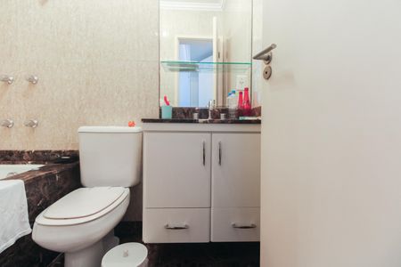 Casa de condomínio à venda com 220m², 4 quartos e 4 vagas Casa de condomínio à venda com 220m², 4 quartos e 4 vagasBanheiro Suíte 3