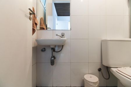 Casa de condomínio à venda com 220m², 4 quartos e 4 vagas Casa de condomínio à venda com 220m², 4 quartos e 4 vagasÁrea de Serviço - Quarto e Banheiro de Serviço