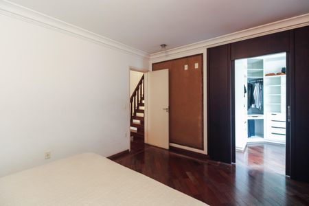 Casa de condomínio à venda com 220m², 4 quartos e 4 vagas Casa de condomínio à venda com 220m², 4 quartos e 4 vagasSuíte 1