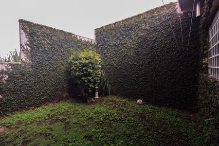 Casa de condomínio à venda com 220m², 4 quartos e 4 vagas Casa de condomínio à venda com 220m², 4 quartos e 4 vagasQuintal