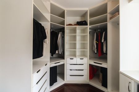 Casa de condomínio à venda com 220m², 4 quartos e 4 vagas Casa de condomínio à venda com 220m², 4 quartos e 4 vagasSuíte 1