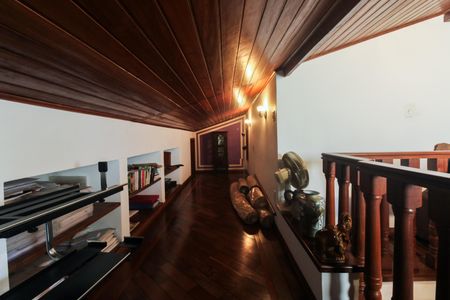 Casa de condomínio à venda com 220m², 4 quartos e 4 vagas Casa de condomínio à venda com 220m², 4 quartos e 4 vagasEscritório