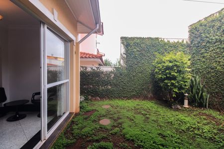 Casa de condomínio à venda com 220m², 4 quartos e 4 vagas Casa de condomínio à venda com 220m², 4 quartos e 4 vagasQuintal