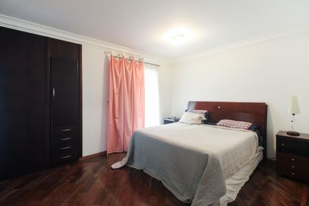 Casa de condomínio à venda com 220m², 4 quartos e 4 vagas Casa de condomínio à venda com 220m², 4 quartos e 4 vagasSuíte 1