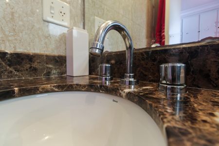 Casa de condomínio à venda com 220m², 4 quartos e 4 vagas Casa de condomínio à venda com 220m², 4 quartos e 4 vagasBanheiro Suíte 2