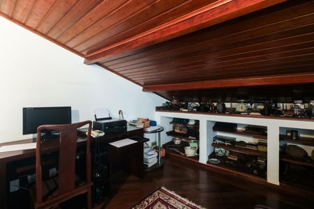 Casa de condomínio à venda com 220m², 4 quartos e 4 vagas Casa de condomínio à venda com 220m², 4 quartos e 4 vagasEscritório