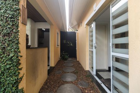 Casa de condomínio à venda com 220m², 4 quartos e 4 vagas Casa de condomínio à venda com 220m², 4 quartos e 4 vagasQuintal