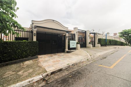 Casa de condomínio à venda com 220m², 4 quartos e 4 vagas Casa de condomínio à venda com 220m², 4 quartos e 4 vagasFachada