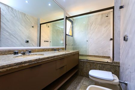 Apartamento à venda com 205m², 4 quartos e 4 vagasBanheiro da Suíte 3