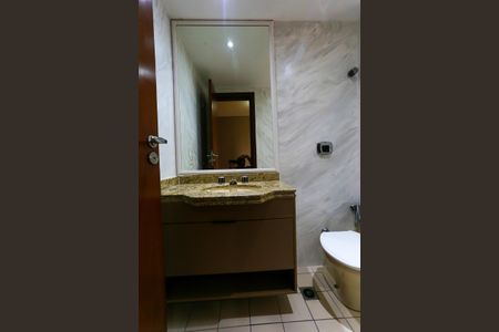 Apartamento à venda com 205m², 4 quartos e 4 vagasBanheiro da Suíte 1