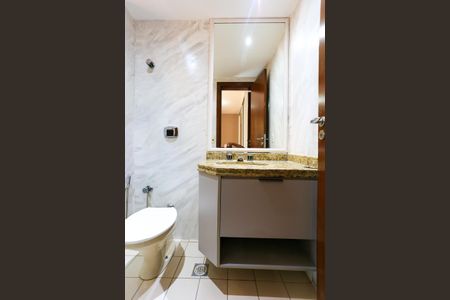 Apartamento à venda com 205m², 4 quartos e 4 vagasBanheiro da Suíte 2