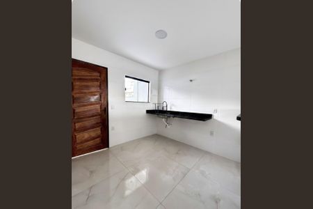 Cozinha de casa de condomínio para alugar com 2 quartos, 66m² em Pindobas, Maricá