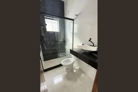 Banheiro de casa de condomínio para alugar com 2 quartos, 66m² em Pindobas, Maricá