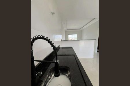 Cozinha de casa de condomínio para alugar com 2 quartos, 66m² em Pindobas, Maricá