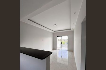 Sala de casa de condomínio para alugar com 2 quartos, 66m² em Pindobas, Maricá