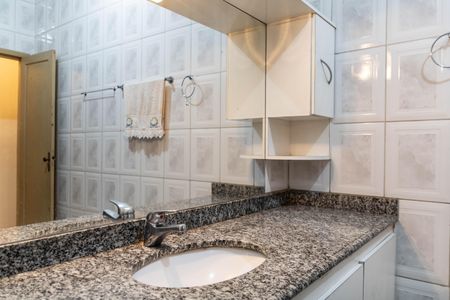 Casa à venda com 360m², 6 quartos e 4 vagas Casa à venda com 360m², 6 quartos e 4 vagasCasa 1 - Banheiro