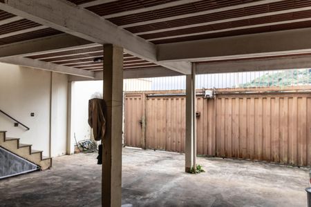 Casa à venda com 360m², 6 quartos e 4 vagas Casa à venda com 360m², 6 quartos e 4 vagasGaragem