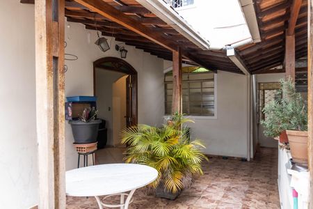 Casa à venda com 360m², 6 quartos e 4 vagas Casa à venda com 360m², 6 quartos e 4 vagasCasa 1 - Varanda