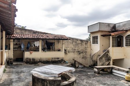 Casa à venda com 360m², 6 quartos e 4 vagas Casa à venda com 360m², 6 quartos e 4 vagasCasa 2 - Quintal