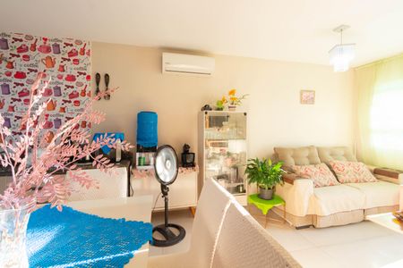 Casa à venda com 2 quartos, 95m² em Guajuviras, Canoas