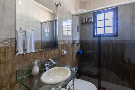 Casa à venda com 245m², 3 quartos e 2 vagas Casa à venda com 245m², 3 quartos e 2 vagasBanheiro