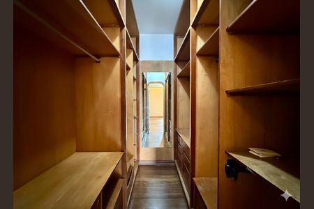 Apartamento à venda com 320m², 4 quartos e 4 vagasCloset Suíte 4